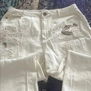 NWOT Pilcro pants with adorable embroidery accents size 32